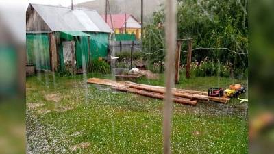 В Башкирии в жару на деревню обрушился град