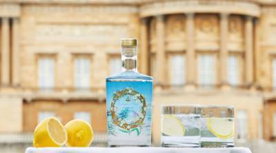 Букингемский дворец выпустил собственный джин с ингредиентами из сада Елизаветы II