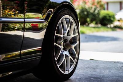 Автоэксперт назвал главные признаки скорой замены шин на автомобиле