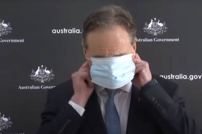 Глава минздрава Австралии не смог правильно надеть маску и опозорился в прямом эфире (видео)