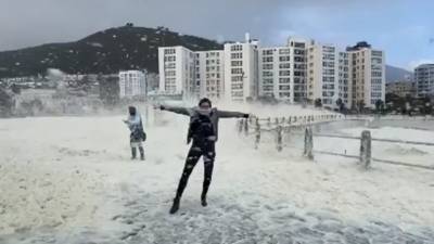 В ЮАР штормовой ветер «взбил» морскую пену в хлопья — видео
