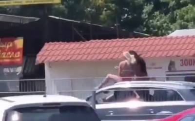 Полуголые девушки прокатились на крыше авто в Киеве, видео: "Ловят загар"