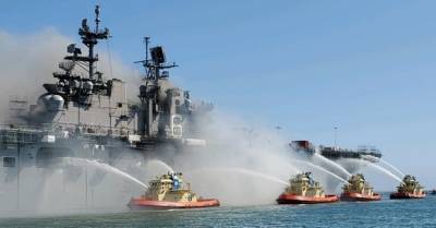 Число пострадавших пожара на судне ВМС США увечилось до 59