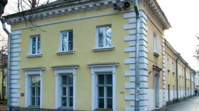 Владелец Дворцовых конюшен в Павловске ответит в прокуратуре за отсутствие ремонта