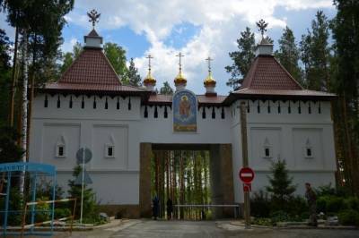 Шестерым священникам Среднеуральского монастыря запретили проводить службы