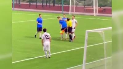 В Москве судья ударил футболиста во время матча (видео)