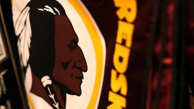 Клуб НФЛ «Вашингтон Редскинз» сменит название и логотип с индейцем из-за обвинений в расизме