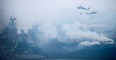 Пожар на корабле ВМС США тушат с вертолётов: видео