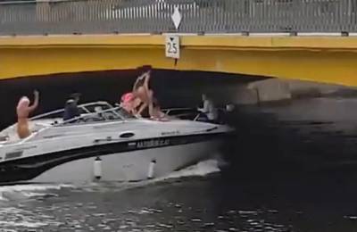 Модель ударилась головой о мост во время фотосессии на катере в Петербурге