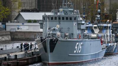 Корабли и катера ВМФ приняли участие в тренировке Главного военно-морского парада на Неве