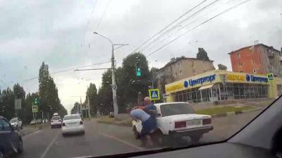 Воронежец показал видео, объясняющее устроенную водителями драку на дороге