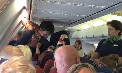 Пассажирка, из-за которой самолет вынужденно сел в Петрозаводске, напала на полицейского