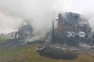 На трассе в Татарстане сгорела груженная пластиком фура