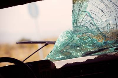 Авария в Кахетии: машина врезалась в людей, сидевших перед домом