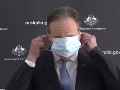 Глава Минздрава Австралии оконфузился с защитной маской