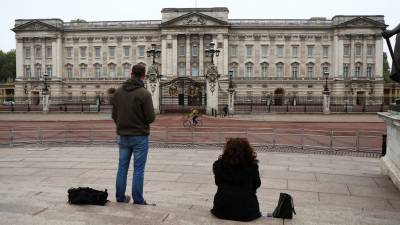 Букингемский дворец продает королевский джин из-за падения доходов от туризма