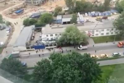 Драка рабочих на стройплощадке в Москве попала на видео