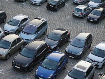 Жителям Мурино «вежливо» предложили откупиться от прокола шин и царапин на автомобилях