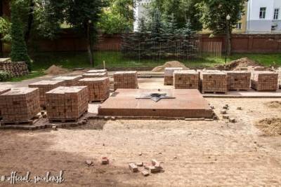 В Смоленске рабочие приступили к ремонту сквера Памяти Героев
