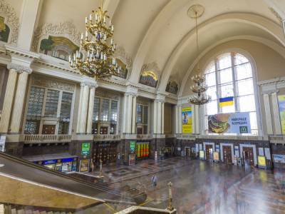 Центральный железнодорожный вокзал Киева эвакуировали из-за сообщения о минировании.
