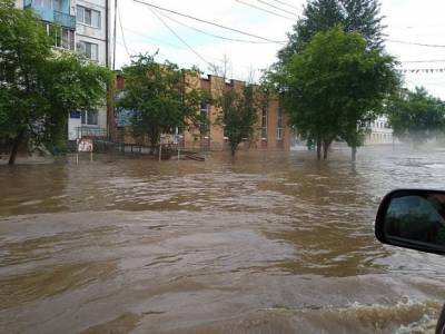 В Краснодаре автомобилисту пришлось закрыть окно, чтобы не утонуть после ливней (видео)