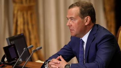 Медведев не исключил возникновения новых волн коронавируса