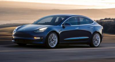 Видео: Tesla Model 3 потеряла бампер прямо на ходу