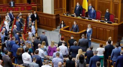 Депутаты Украины засветили в Верховной Раде трендовые "луки" (фото)