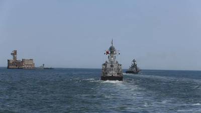 Более тридцати кораблей задействуют в параде ко Дню ВМФ в водах Каспийского моря.