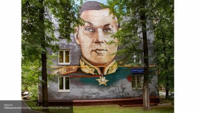 Фасады московских зданий украсили портретами Николая Гастелло и Сергея Бодрова