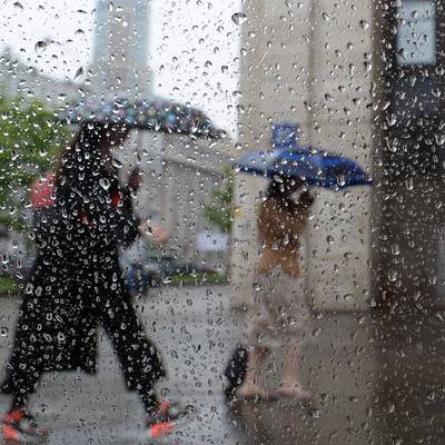 Сильный дождь в Краснодаре подтопил 25 участков автодорог и двух дворов