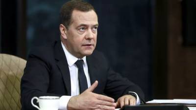 Медведев не исключил второй и третьей волн коронавируса