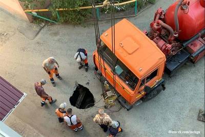 В Кургане КамАз сделал дыру в асфальте