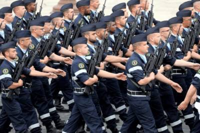 Франция впервые за 40 лет отказалась от проведения парада на День взятия Бастилии