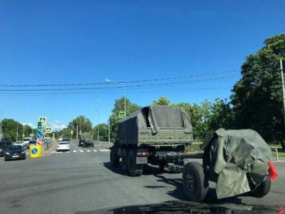 На границе Петербурга заметили военную технику с пушками (фото)