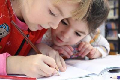 Псковичей призывают помочь детям из бедных семей подготовиться к школе