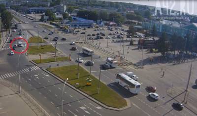 Момент наезда автомобиля на пешехода в Кемерове попал на видео
