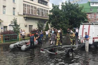 В затопленном Краснодаре с помощью лодки эвакуируют пассажиров трамвая