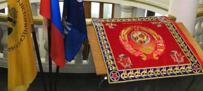 Мастера из Новосибирска сшили знамя, которое передадут в музей Карелии