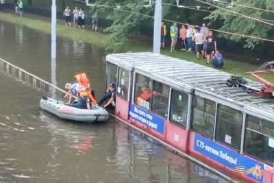 В Краснодаре эвакуировали на лодках пассажиров утонувшего после дождя трамвая