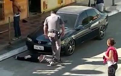 В Бразилии полицейский наступил ногой на шею темнокожей женщине - korrespondent.net - Бразилия
