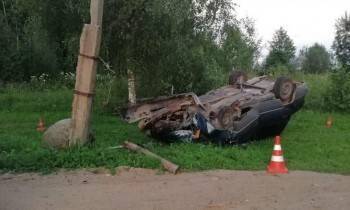В Устюженском районе иномарка вылетела с дороги и врезалась в столб