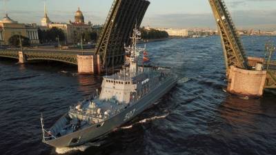 С ювелирной точностью под мостами по Неве: как готовятся к главному военно-морскому параду в Петербурге