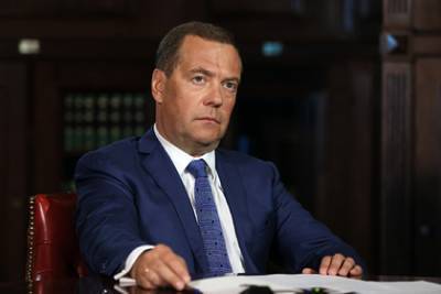 Медведев допустил третью волну коронавируса