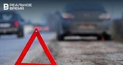 В Татарстане автомобиль загорелся после аварии — видео