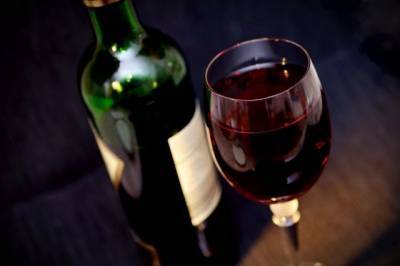 Опрос: более половины россиян заявили, что не пьют вино