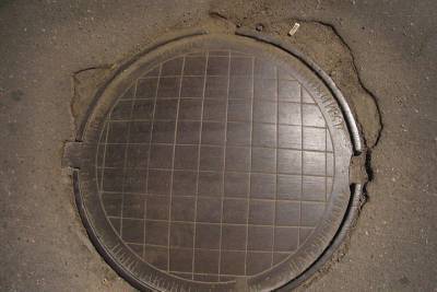 В Железногорске похитили 11 крышек от канализационных люков