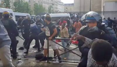 В центре Парижа произошли жестокие столкновения протестующих с полицией — видео