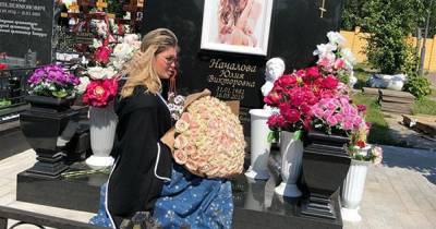 Подруга Юлии Началовой устроила фотосессию с цветами на ее могиле