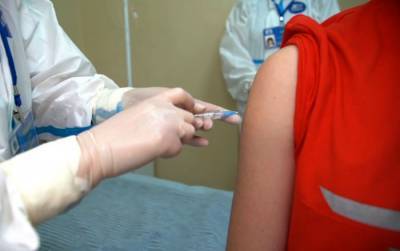 Война с COVID: добровольцам ввели второй компонент российской вакцины - видео